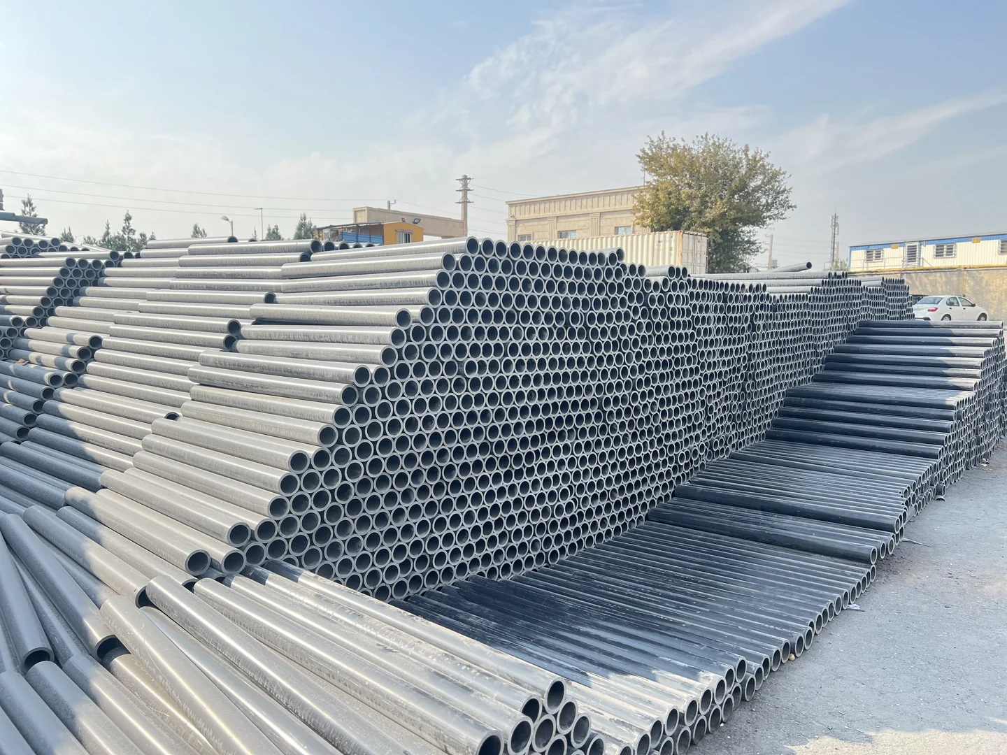 چیدمان لوله‌های PVC در محوطه وطن گسترده ایرانیان