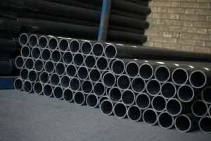چیدمان لولههای بوبین PVC مشکی در محل نگهداری محصولات وطن گسترده ایرانیان